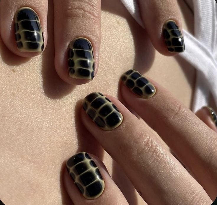 Cool nails crocodile print short alt nails #alternativegirl #alternative #crocodilepattern #fall Short Alt Nails, Nails Crocodile, Alt Nails, Cool Nails, Bee Nails, Minimal Nails Art, Mens Nails, Retro Nails, Hippie Nails