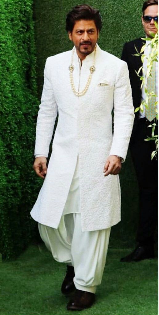 King Khan and Queen Gauri Khan at #AkashAmbaniWedding Srk Sherwani, Western Groomsmen, Unique Mens Wedding Suits, White Sherwani, Wedding Clothes For Men, Indian Wedding Clothes For Men, Wedding Dresses Men, Design Kurta, Wedding Kurta For Men