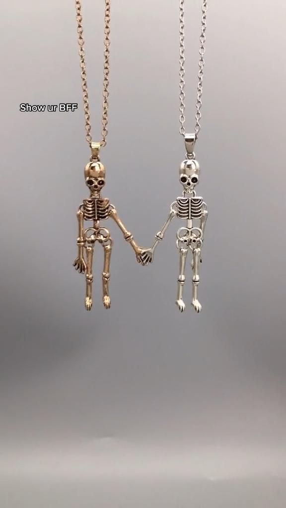 Matching neckless [Video] in 2022 | Women jewelry, Necklace, Gold necklace Cute Bff Jewelry, Bff Jewelry For 2, Matching Rings For Best Friends, Colares Aesthetic, Bff Accessories, Video Bff, قلادات متدلية, Bff Necklace, Bff Jewelry