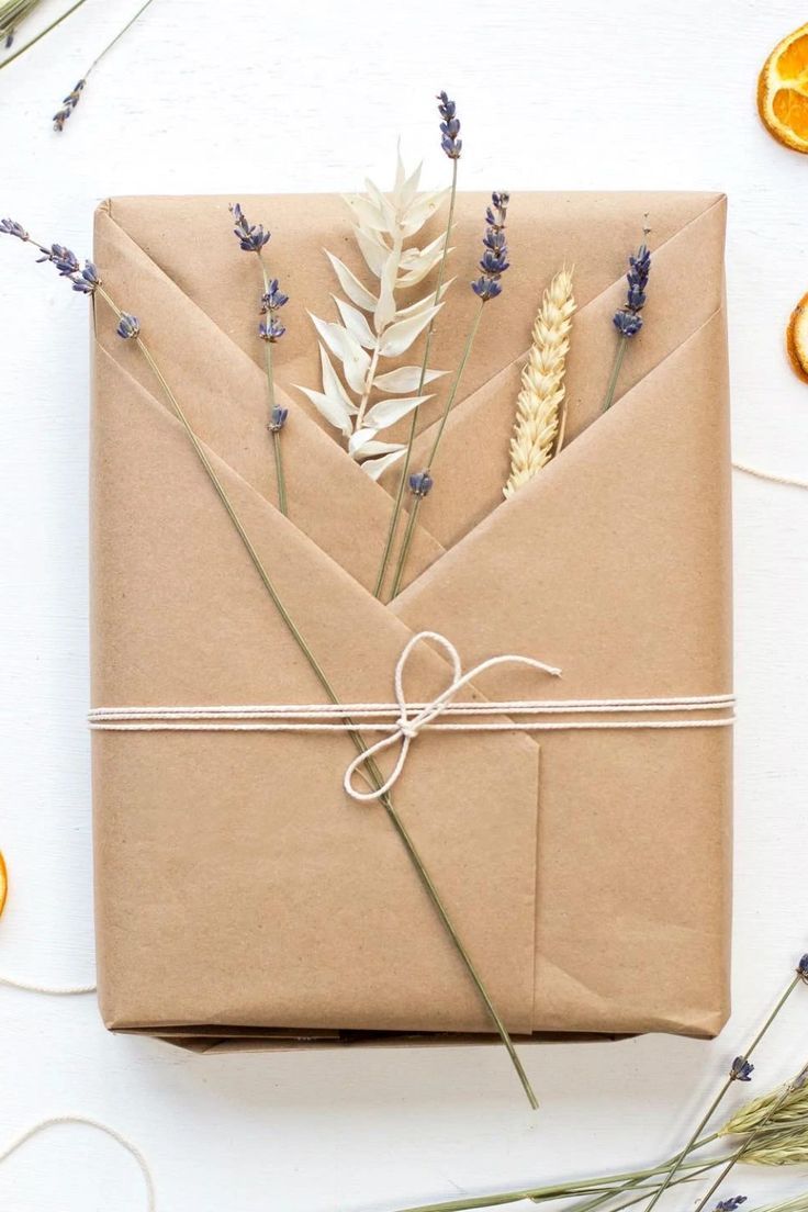 example of Japanese kraft paper gift wrapping technique Elegant Gift Wrapping Ideas, Diy Gift Bags From Wrapping Paper, Packing Ideas Gift, Wrapping Gifts Ideas Creative, Wrapping Gifts Ideas, Gift Packing Ideas, Professional Gift Ideas, Japanese Gift Wrapping, Japanese Wrapping