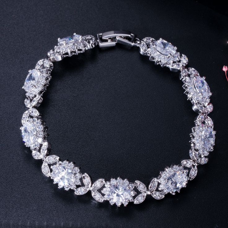 If you re looking for a fine jewelry which looks sepecial, precious stone please consider cubic zirconia in bridal bracelet which suitble for wedding jewelry set/Party Jewelry Bracelets For Wedding, Tanzanite Bracelet, Flower Chain, Wedding Jewelry Set, Cz Jewelry, Bridal Bracelet, Clear White, Big Flowers, Rhinestone Bracelet