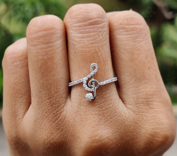 💢 𝐈𝐭𝐞𝐦 𝐃𝐞𝐬𝐜𝐫𝐢𝐩𝐭𝐢𝐨𝐧 💢 Musical Note Ring / 14K Gold Music Symbol Ring / Moissanite Diamond Ring / Treble Clef Ring / Music Lover Gift / Musical Jewelry 💢 𝐀𝐕𝐀𝐈𝐋𝐀𝐁𝐋𝐄 𝐌𝐄𝐓𝐀𝐋𝐒 💢 ✶ Solid 925 Sterling Silver, Solid 10K, 14K, 18K White, Yellow & Rose Gold 💢 𝐒𝐓𝐎𝐍𝐄 💢 ✶ Stone Shape : Round Cut ✶ Stone Type : Moissanite  ✶ Carat Weight : 0.25 Ct ✶ Moissanite Color : Near White (F /G) ✶ Moissanite Clarity : VVS1   💢 𝐓𝐎𝐓𝐀𝐋 𝐂𝐀𝐑𝐀𝐓 𝐖𝐄𝐈𝐆𝐇𝐓 💢 ✶ Total Carat W Music Ring, Treble Clef Ring, Music Themed Jewelry, Mothers Ring Stackable, Music Note Ring, Music Note Jewelry, Music Rings, Open Cuff Ring, Musical Jewelry