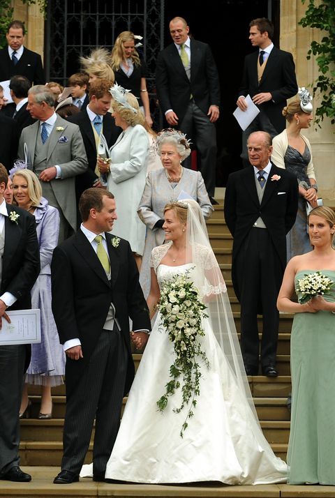 the bride and groom are walking down the steps at their wedding ceremony in london, england