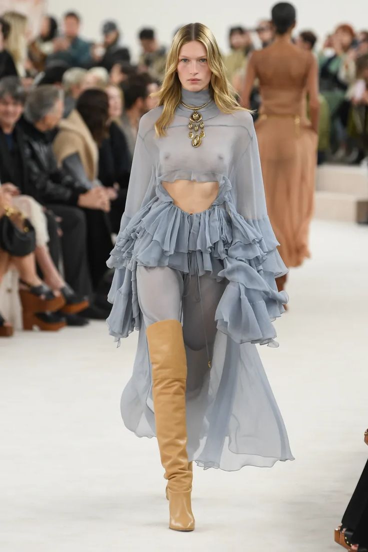 Chloé Fall 2024 Ready-to-Wear Runway, Fashion Show & Collection Review [PHOTOS] Chloe Fashion, High Fashion Runway, Boho Chique, Runway Outfits, Affordable Swimwear, Trendy Swimsuits, Runway Trends, Fashion Show Collection, Fall 2024