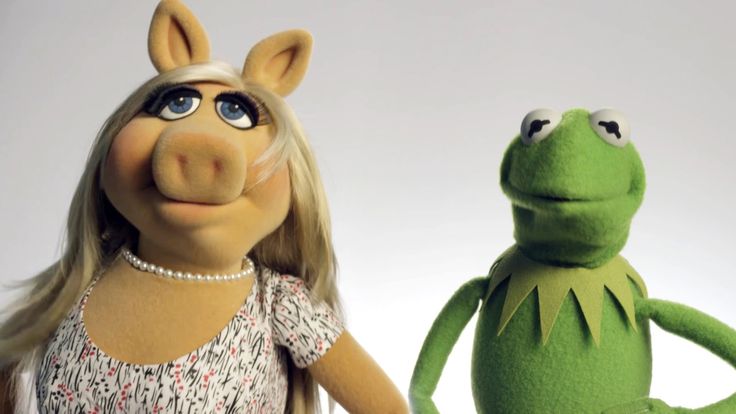 the muppet and miss piggy are posed together