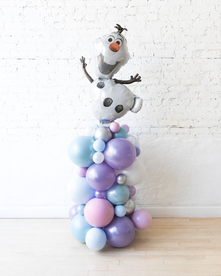 Our Frozen theme balloon column is a hit for your winter wonderland themed kids birthday party! This balloon column is air filled and uses blue and silver balloons and is topped with a giant foil Olaf balloon. Inspired by Princess Elsa and Anna, this design is picture perfect. Frozen Themed Balloon Garland, Frozen Balloon Columns, Elsa Balloon Decoration, Frozen Birthday Balloons, Blue And Silver Balloons, Olaf Birthday Party, Frozen 3rd Birthday, Frozen Balloons, Frozen Birthday Party Decorations