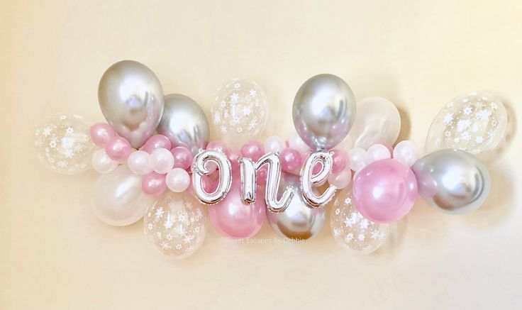 balloons are arranged in the shape of one and two, with an inscription on them