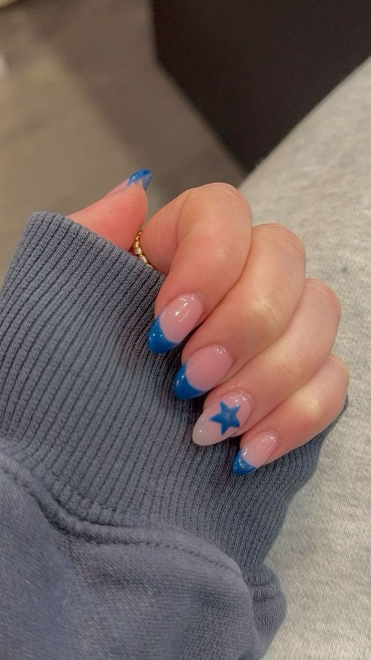 Navy star nails Nail Inspos Back To School, Cute Nails With Stars, Blue Back To School Nails, London Nails Ideas, Star Nail Inspo Acrylic, Cute Star Nail Designs, Blue Nails Ideas Summer, Blue French Tips With Stars, Nail Inspo Trendy Blue