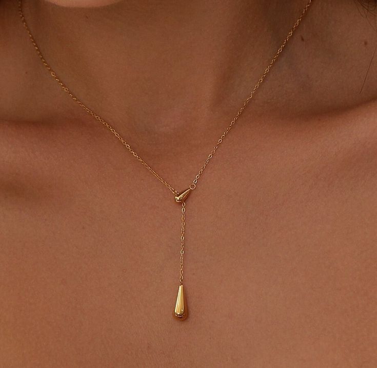 18K Gold Teardrop Necklace Elevate your style with our exquisite gold lariat necklace - Materials: 18k gold plated over stainless steel - Necklace Length: 43cm - 48cm - Adjustable Size: 5cm - Safe for sentive skin - Glossy Gold Finish - Tarnish free - Waterproof - Light weight O T H E R ∙ I N F O R M A T I O N - Next day shipping - Our items come beautifully packaged, making them perfect for gifting. Golden Simple Necklace, Simple Necklace With Pendant, Simplistic Gold Jewelry, Gold Classy Necklace, Everyday Pendant Necklace, Subtle Gold Jewelry, Gold Necklace Elegant, Jewelry Elegant Classy, Good Necklaces