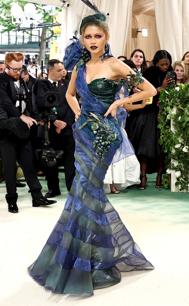 Met Gala 2024 Red Carpet Fashion: See Every Look As the Stars Arrive Zendaya Met Gala, Best Met Gala Looks, Gala Themes, Met Gala Outfits, Met Gala Dresses, Gala Fashion, Met Gala Red Carpet, Ashley Graham, Gala Dresses