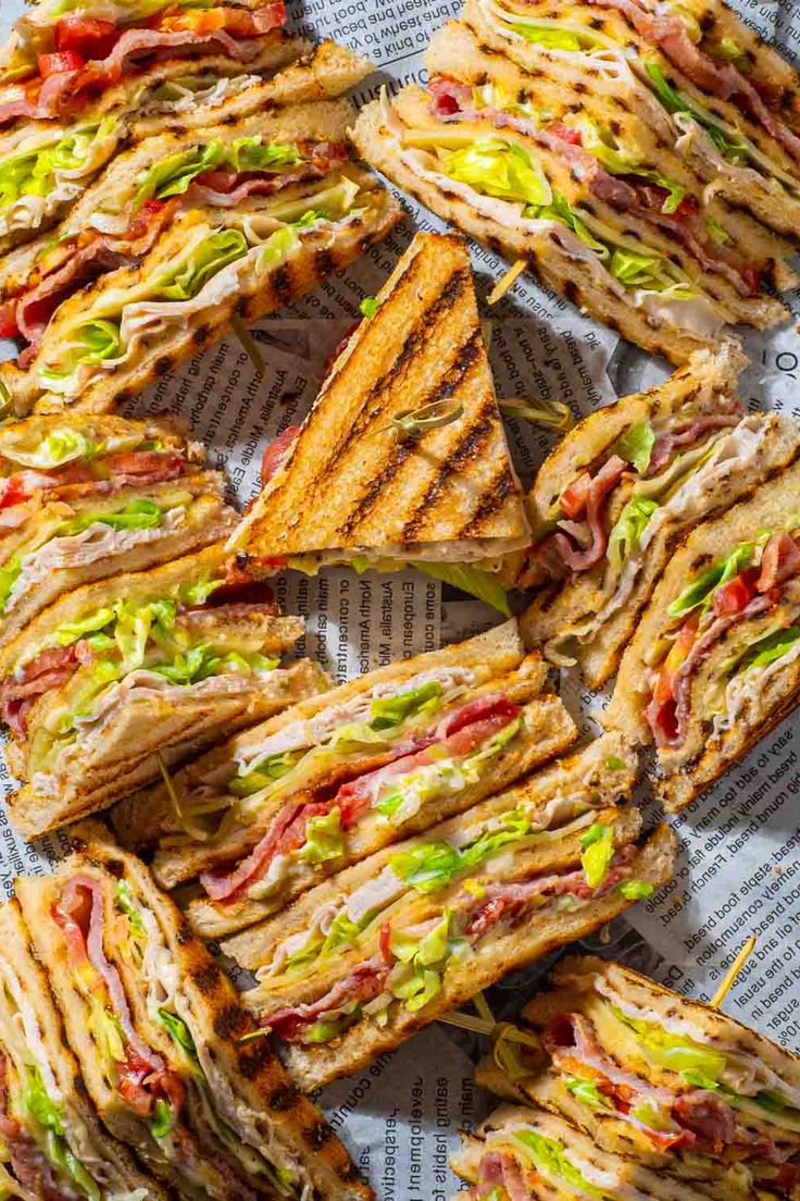 Club sandwiches on a tray lined with newspaper. Classic Club Sandwich, Best Club Sandwich, Classic American Food, Sandwich Club, American Sandwich, New York Club, Fresh Green Salad, Club Sandwiches, Club Sandwich Recipes