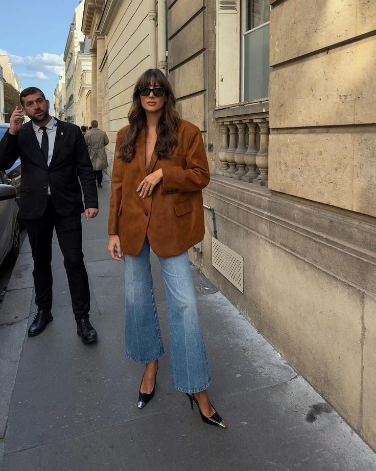 Suede Jackets are the Autumn Trend Everyone is Wearing Now | Who What Wear UK Pointy Kitten Heels Outfit, Suede Jacket Outfit, Pre Fall Outfits, Style Casual Chic, Autumn Trends, Casual Chique, 2024 Style, Brown Suede Jacket, Trendy Fall Outfits