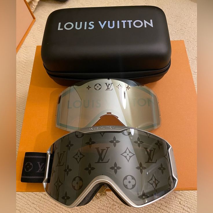 I Am Selling A 2023 Model New Authentic Louis Vuitton Silver Monogram Ski Goggles. Silver Frame And It Comes With 2 Lenses Unsex Very Nice Craftsmanship Brand New Just Got From Louis Vuitton Serious Buyer Only Mode Tennis, Monogram Jacket, Estilo Cholo, Dope Jewelry Accessories, Black Men Fashion Swag, Silver Monogram, Street Fashion Men Streetwear, Louis Vuitton Accessories, Ski Goggles