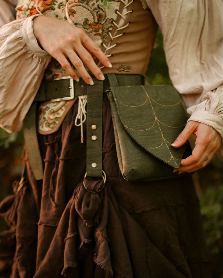 Renfair Outfit Ideas, Ren Faire Herbalist, Ren Faire Outfits Ranger, Satyr Ren Faire, Dnd Druid Design, Ren Faire Leather Accessories, Fawn Ren Faire, Ren Faire Belt Accessories, Healer Aesthetic Outfit