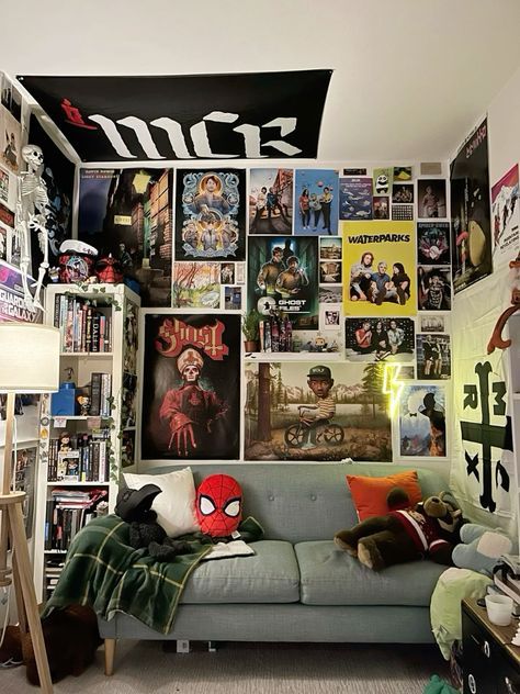 Room Inspo Guys, Comic Bedroom, Dorm Wall Decor Ideas, Dark Room Decor, Comic Room, Diy Dorm, Lord Farquaad, Mens Bedroom Decor, Cool Room Decor