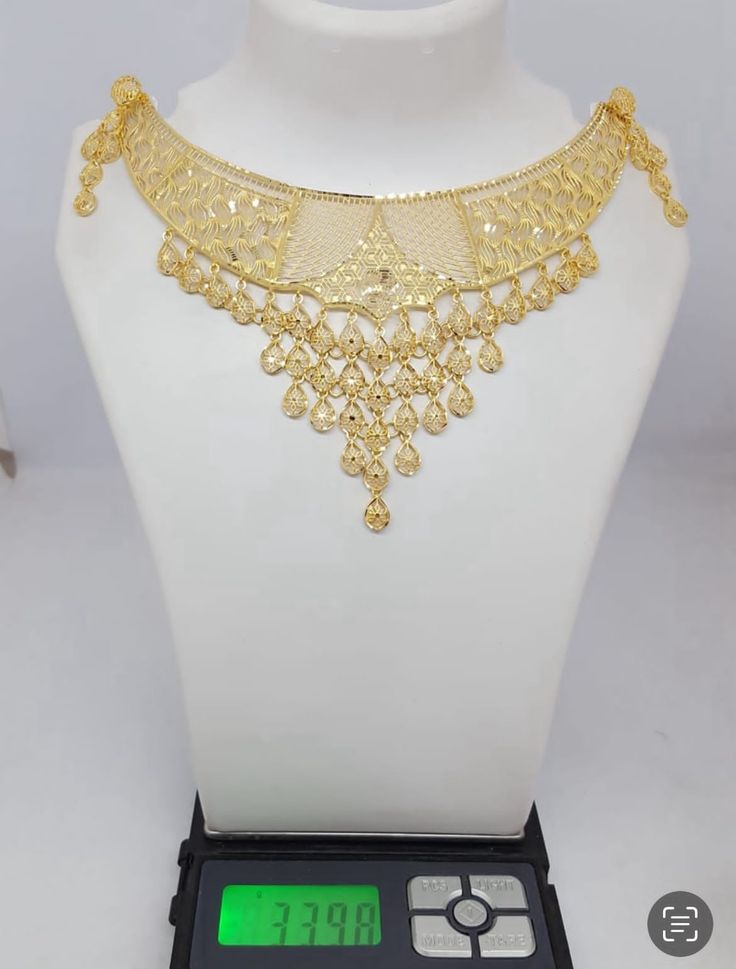 Dubai Gold Jewelry, 22k Gold Necklace, Pretty Jewelry Necklaces, Bangles Design, Gold Designs, Gold Bangles Design, Bridal Gold Jewellery Designs, Pretty Jewelry, Bangle Designs