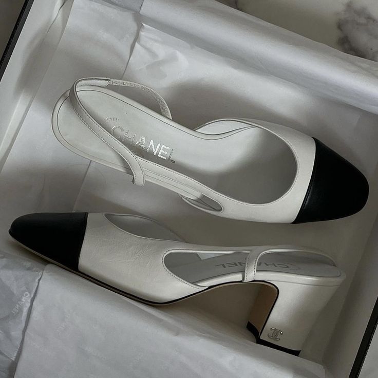 Chanel Pumps, Chanel Heels, Black And White Heels, Shoes Heels Classy, Classy Shoes, Instagram White, Black And White Shoes, Heels Classy, Fancy Shoes