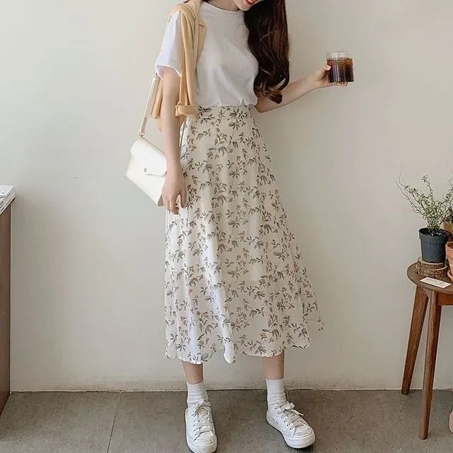 Leoom - Short-Sleeve Plain T-Shirt / Floral Print Midi A-Line Skirt Floral Skirts Outfits, Floral Long Skirt Outfit, Floral Midi Skirt Outfit, Midi Skirt Outfits Summer, Korea Clothes, A Line Skirt Outfits, Printed Skirt Outfit, Floral Skirt Outfits, Long Outfit