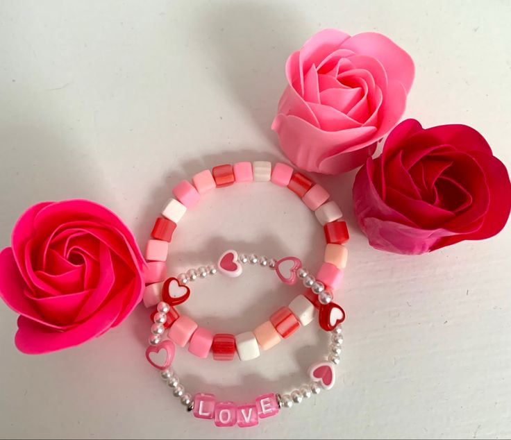 Valentine Clay Bead Bracelet Ideas, Clay Bead Bracelet Ideas, Bead Bracelet Ideas, Clay Beaded Bracelet, Bracelets Inspiration, Valentines Bracelets, Kandi Ideas, Clay Plates, Clay Bead Bracelet