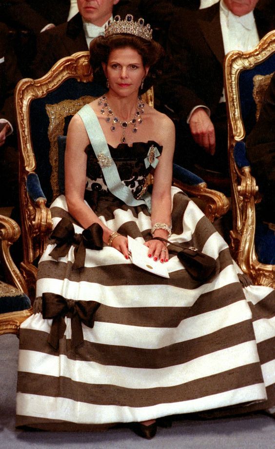 1993 Queen Silvia at the Nobel prize ceremony Nina Ricci | Queen ...