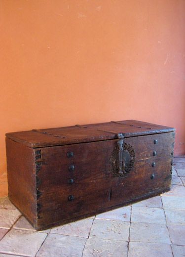 Mexican Colonial Trunk With Clavos 41 5x18x18 5h Dovetail Construction Original Key To Lock Mexican Furniture Colonial Furniture Spanish Colonial Decor [ 520 x 375 Pixel ]