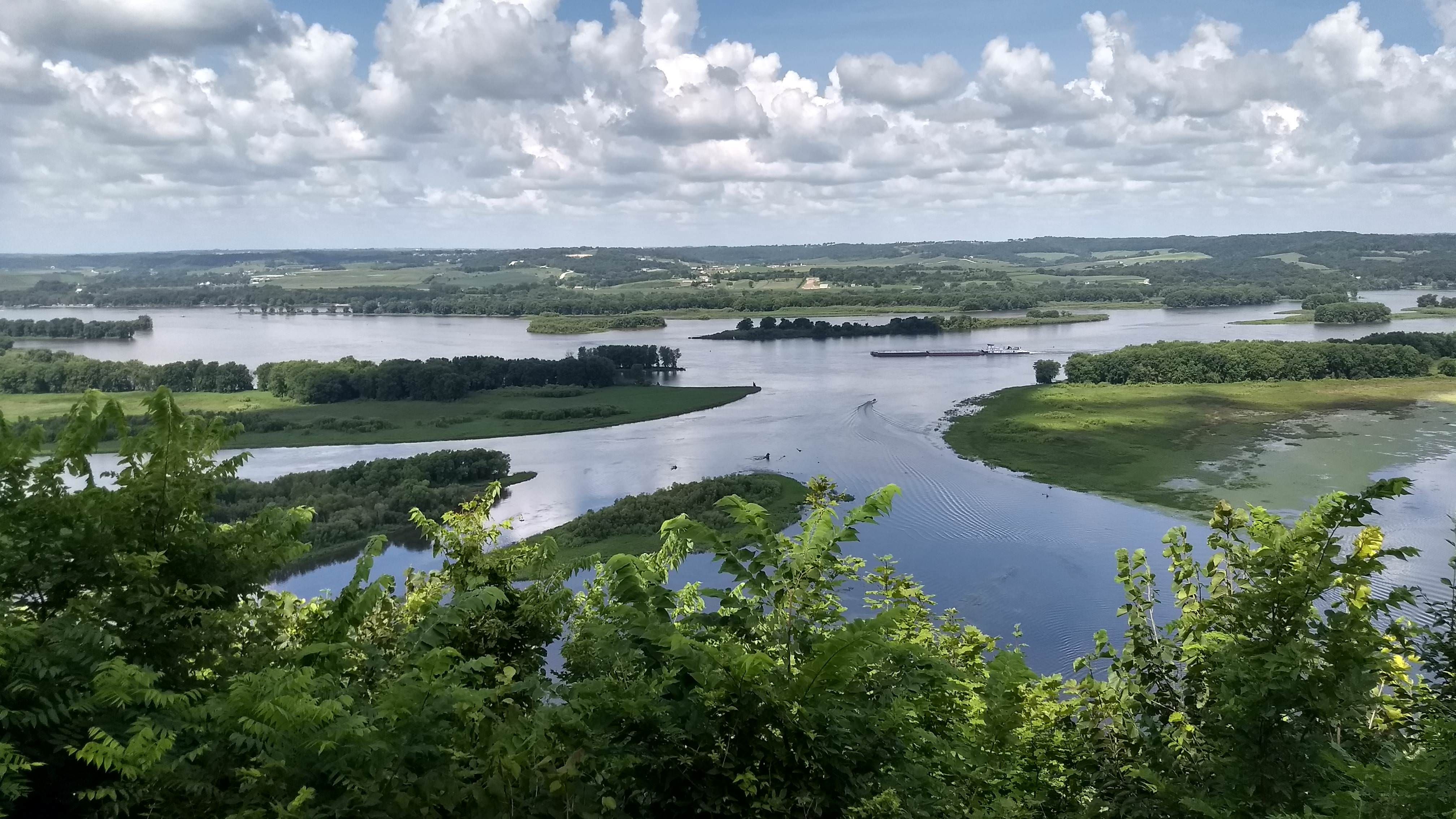 [OC] (1920X1080 I think) Right on the edge of Iowa and Illinois, along ...