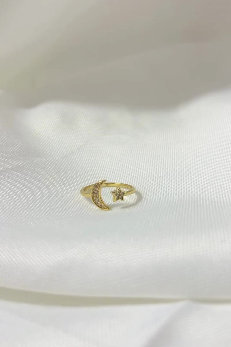  Anillo Luna y Estrella Oro

 Este impresionante anillo de oro con luna y estrella es un llamativo accesorio elaborado en oro macizo. Presenta un diseño intrincado con una luna creciente combinada con una estrella, creando una pieza única que seguramente será atesorada. Disfrute de la elegancia clásica con un toque moderno.



