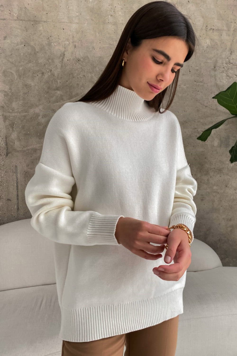 This contains: Stay warm and stylish this winter with our Women Turtleneck Sweater. Made with thick and warm material, this pullover top is perfect for the colder months. The oversized design and loose fit provide a casual and comfortable look. Crafted with high-quality knit, this sweater is a must-have for any fashionable female.