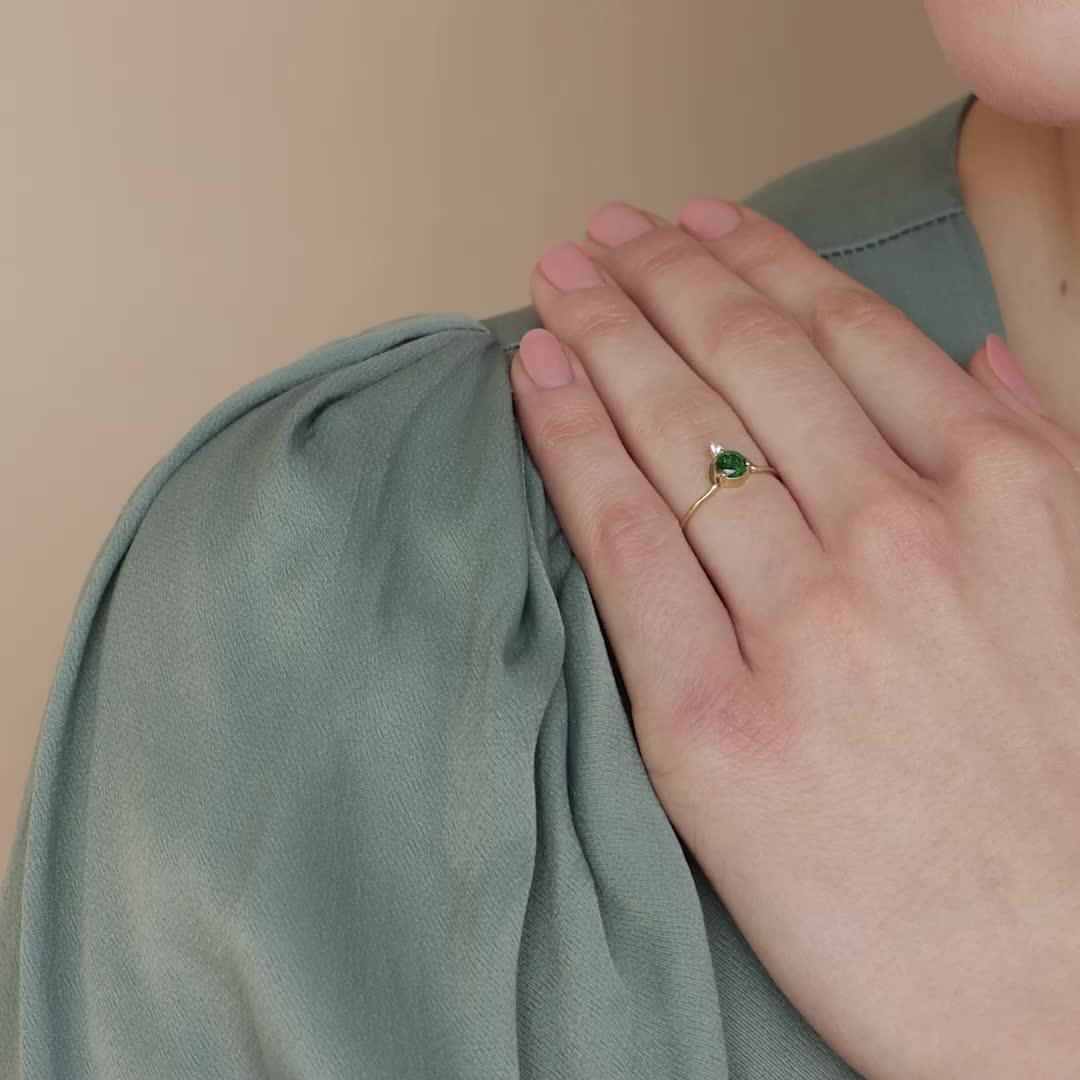 
 ¡Hemos creado el anillo perfecto para una nueva mamá, amiga o familiar! Perfectamente personalizado y elaborado con los detalles más exquisitos, este anillo transmite un sentimiento especial como ningún otro. Sería un excelente regalo para el Día de la Madre o para una nueva mamá.




 Material: Plata de Ley 925 sólida de alta calidad


 Dimensiones de la piedra: ~5 mm y ~2 mm Piedras preciosas de circonita genuinas en una banda de ~1 mm


 Acabado: Plata de ley ∙ Oro de 18 quilates ∙ Oro rosa