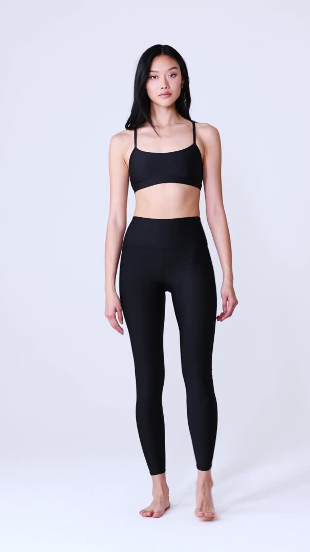 Wondering why these leggings are a fan favorite? Maybe it’s the sculpting, subtly sheeny, high-compression Airlift fabric. Or the fact that they fit like a glove, complete with a wide, double-layered waistband for a holds-you-in feel. Or the ⅞ length hems that are perfect for petites or an above-the-ankle fit. Pick your color and get ready to wear yours on repeat.