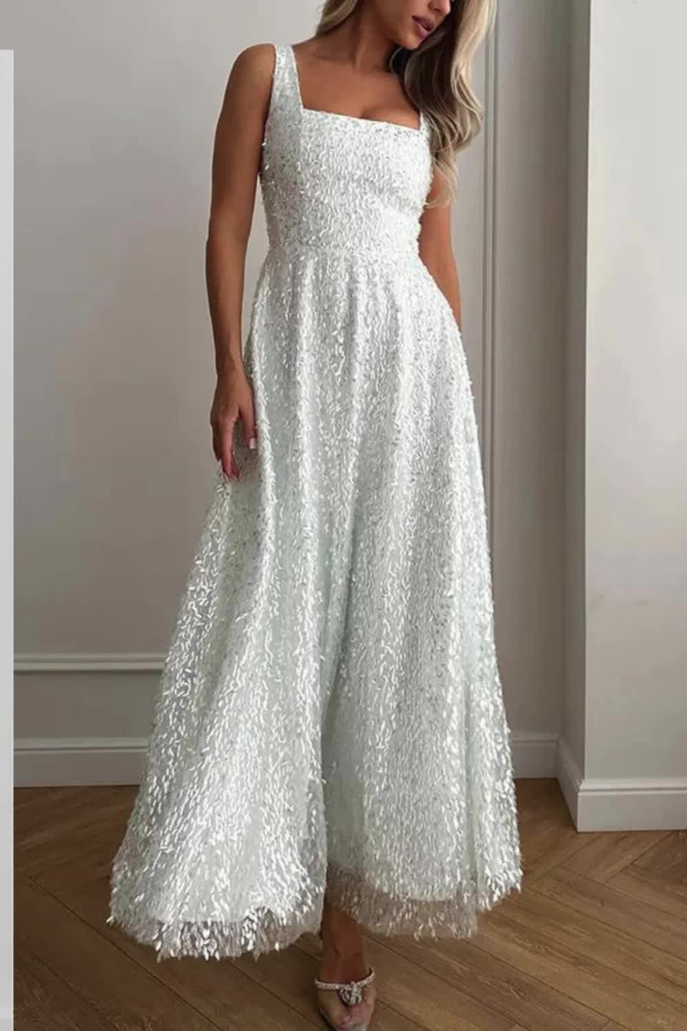 This elegant maxi dress is adorned with mesh and sequin details, creating a sexy and waist-cinched silhouette. Perfect for parties, it combines sophistication with allure for a standout look.