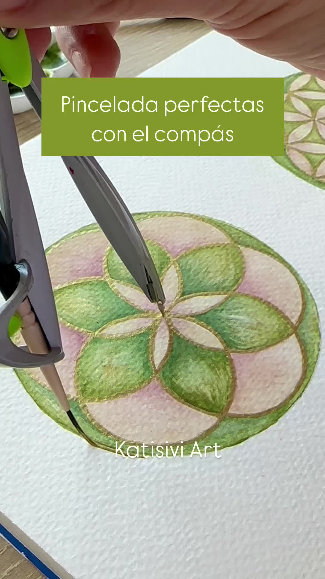 This may contain: a person using scissors to cut out a flower on a piece of paper with the words pineda perfectas con el compos