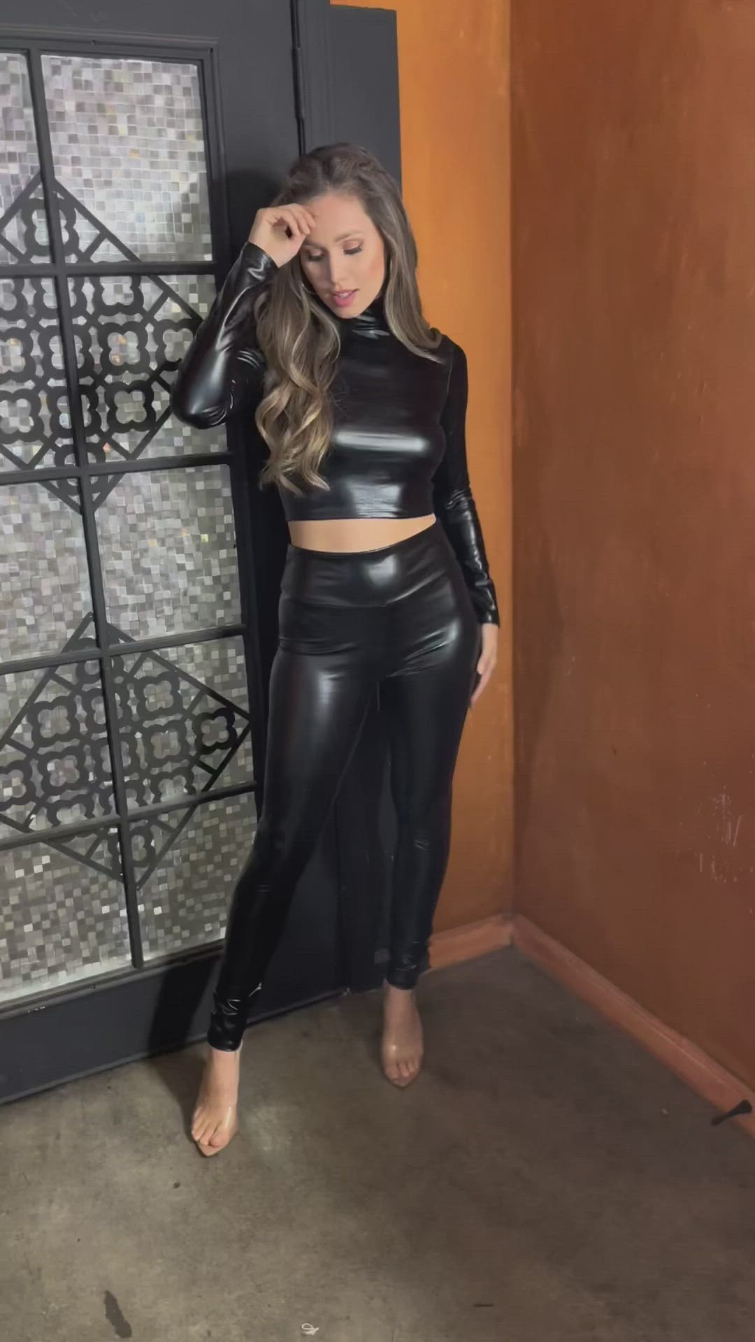 Sakkas matte liquid mock neck turtleneck long sleeve crop top and high waist leggings! Perfect for an edgy stylish look. One of our best sellers. 🌶️ This set will have you feeling good all night long! Available in different colors. ⁠ #activewear #activewearfashion #leggings #liquidleggings #onlineboutique #matteleggings #sakkas #ootd #top #croptop #goldliquidtop #longsleevetop #goldsilverblack #shoppingaddict #boutiquefashion #affordablefashion #trendingstyles #womensset #bottoms