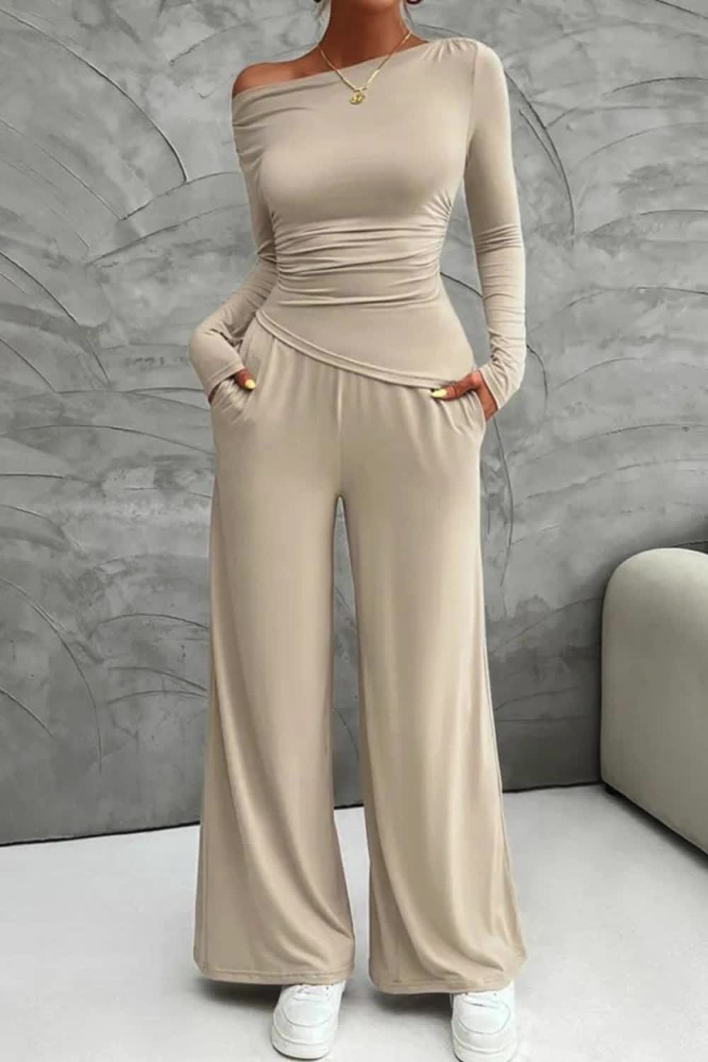 This Women's Fashion Solid Color Drop Shoulder Top and Wide Leg Pants Set combines comfort and style. The relaxed fit and minimalist design make it perfect for casual wear, lounging, or a stylish day out. Ideal for effortless chic looks.