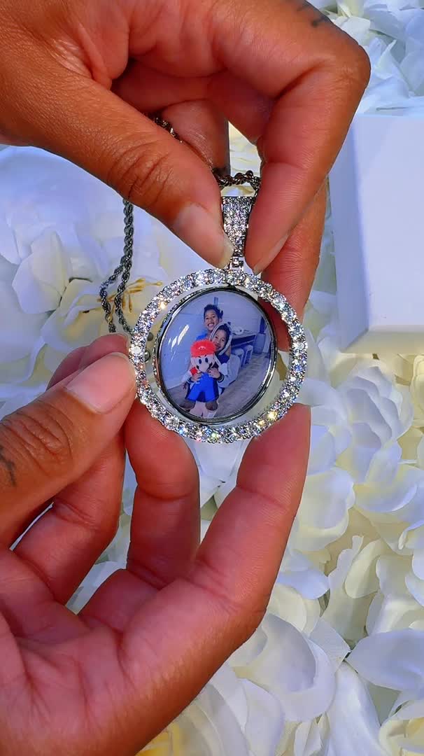 The perfect keepsake for you or a loved one. Add any photo of your choice! * If you would like us to include the picture inside the locket upon delivery, please let us know in the notes section during checkout. Email the picture to support@gogolush.com. IF YOU WOULD LIKE THE PHOTO ADDED, PLEASE ALLOW 10 BUSINESS DAYS PROCESSING TIME. ✔Hypoallergenic ✔Quality Guaranteed ✔Handmade MATERIAL: Stainless steel, 18k gold plated, simulated diamonds LENGTH: 20 inches unless otherwise specified COLOR: gol