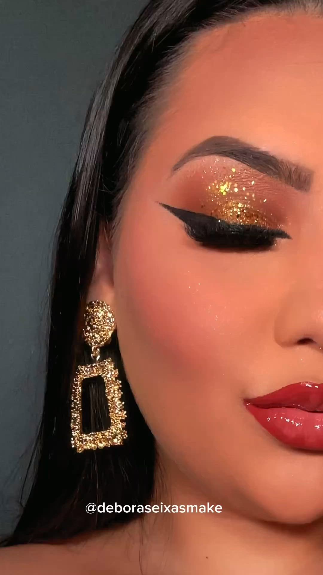 Tutorial de maquiagem perfeita com glitter e delineado por @deboraseixasmake Automaquiagem / Maquiagem passo a passo / Make glam / Esfumado marrom / Maquiagem elegante / Make noturna / Maquiagem balada / Make noite / Maquiagem brilho / Make iluminada / Maquiagem festa simples / Make aesthetic / Tutorial de maquiagem fácil / Maquiagem dourada com glitter / Make glow / Maquiagem bonita