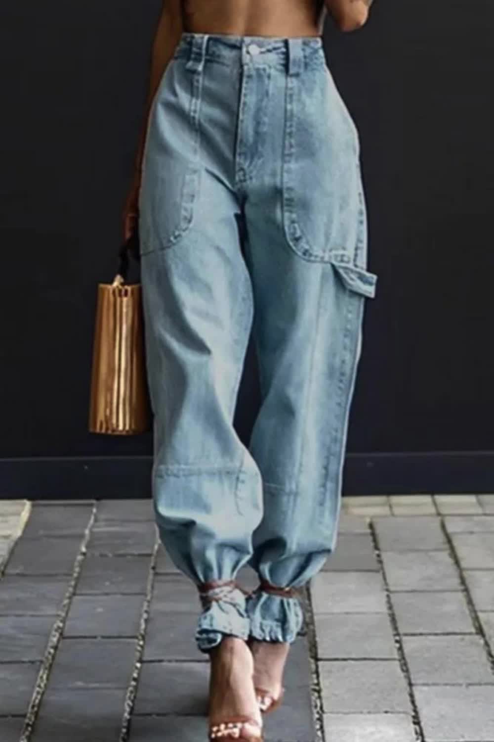 "These casual denim jeans feature a classic solid color, complete with practical pockets and a stylish belted waist. Designed for comfort and versatility, they're a wardrobe essential for everyday wear, with details subject to the actual product."