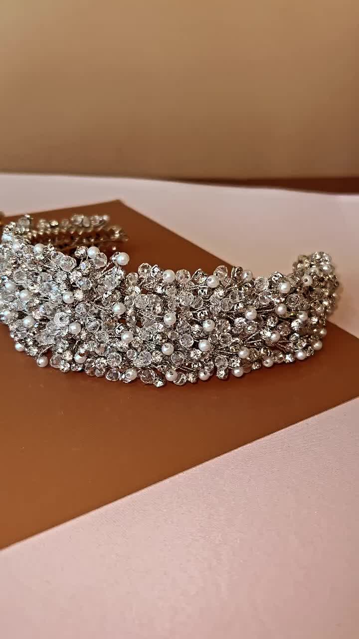 BALILTI Pearl Headband is one of our Gorgeous Swarovski Headbands with Pearls and Crystals Designed with Stunning 3D Details. BALILTI is designed with 3D depth to give the Wedding Headband an Beautiful look on your wedding day. Handcrafted Highest Quality Swarovski / Cubic Zirconia Platinum plated Guards against scratches and tarnish. approximate size 2" wide