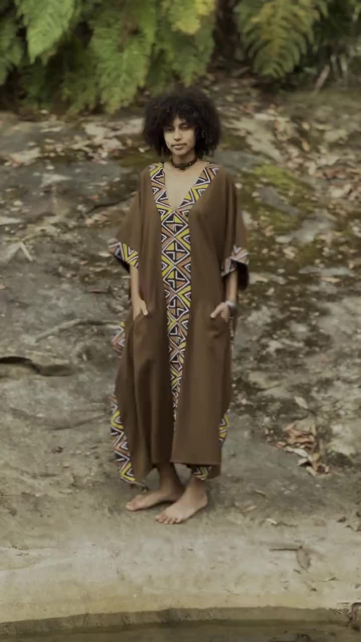 Nous vous présentons notre superbe Kaftan à motifs africains fait à la main, le choix parfait pour toute cérémonie ou occasion rituelle. Cette belle pièce présente des couleurs vives et audacieuses et des motifs tribaux complexes d'inspiration africaine teints naturellement avec des feuilles et de l'écorce.
En plus de son design saisissant, ce caftan est également fonctionnel et pratique. Le caftan comporte deux poches, qui offrent un espace de rangement pratique pour vos essentiels afin que vou