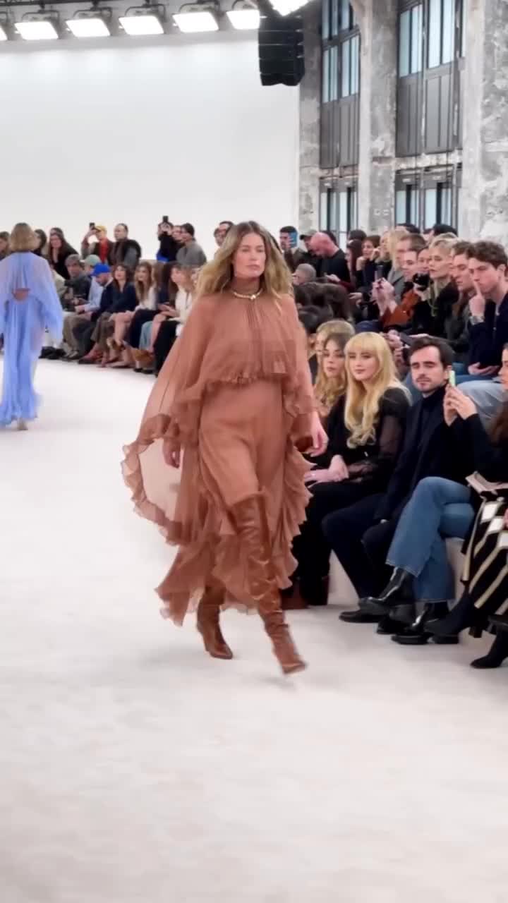 Der Boho-Chic kommt dank Chloé & Co. in dieser Saison zurück. Auf welche 4 Arten wir den Trend ab sofort laut Runway tragen, erfahren Sie auf VOGUE.de (Link in der Bio). #voguegermany #voguefashion (Video: @chloe Herbst/Winter 2024)