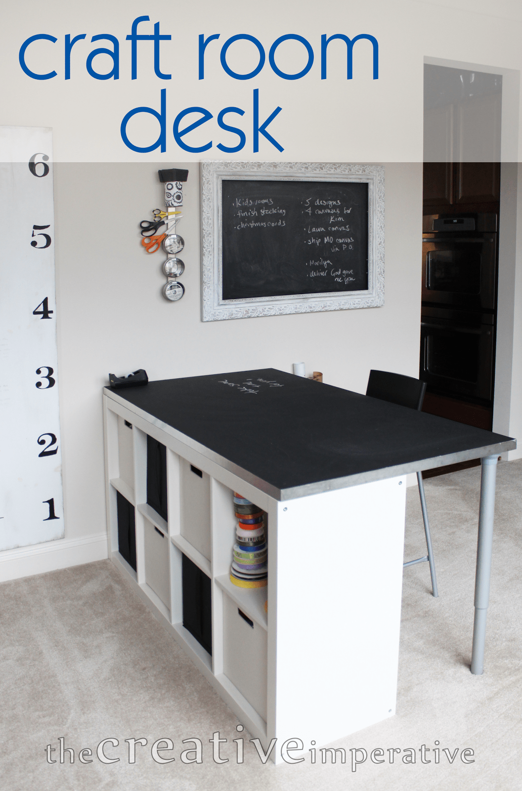 DIY craft room desk with shelves (via thecreativeimperative.blogspot.ru).