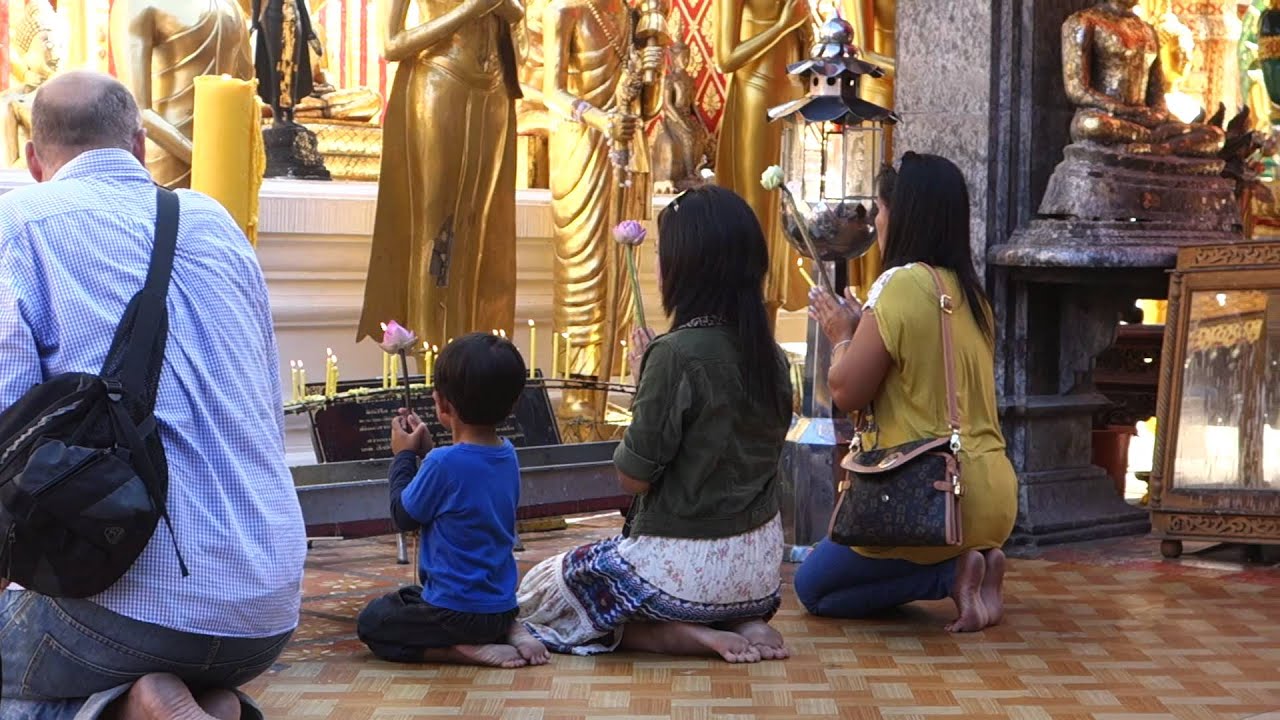 People Praying at Doi Suthep temple, Chiang Mai, Thailand - YouTube