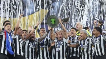 Retrospectiva%202024%3A%20Botafogo%20espanta%20fantasma%20e%20conquista%20o%20Brasileir%C3%A3o%20e%20a%20Libertadores