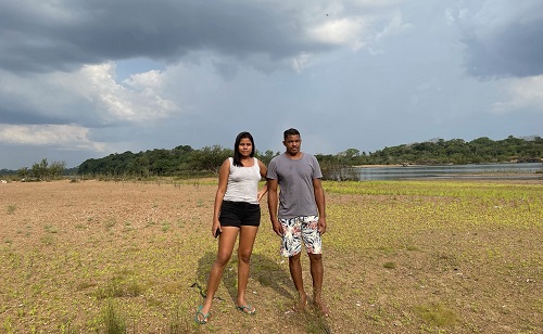 O cacique Gilliard Juruna e sua filha Anita lutam para tentar minimizar o impacto da usina de Belo Monte.