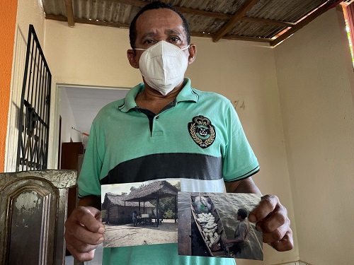 Antes de Belo Monte, Raimundo vivia da pesca, como mostra na foto, mas hoje já não consegue mais tirar sustento do rio e sobrevive com uma ajuda de custo de menos de um salário mínimo por mês que a Norte Energia — a empresa responsável pela construção e pela operação da usina — oferece aos reassentados.
