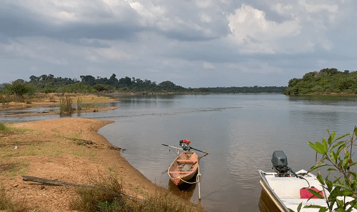 A região da Volta Grande do Xingu, onde fica a terra indígena Paquiçamba, do povo Juruna, foi especialmente afetada pela usina de Belo Monte. Na época de seca, o rio está muito mais baixo do que deveria estar porque é a usina que controla o fluxo da água. Isso afeta a pesca, a navegação e todo o modo de vida dos Juruna.