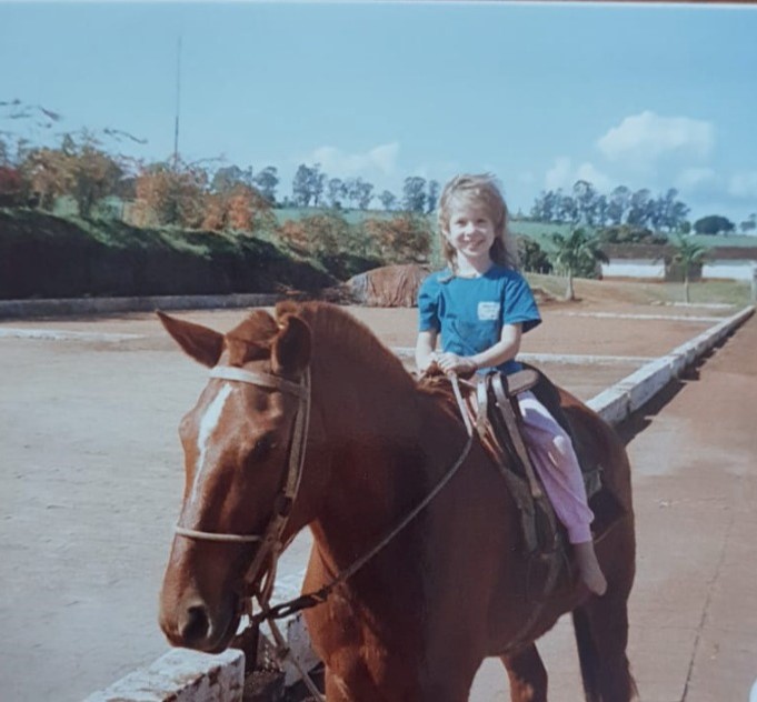 Gabi em cima do cavalo Aimoré