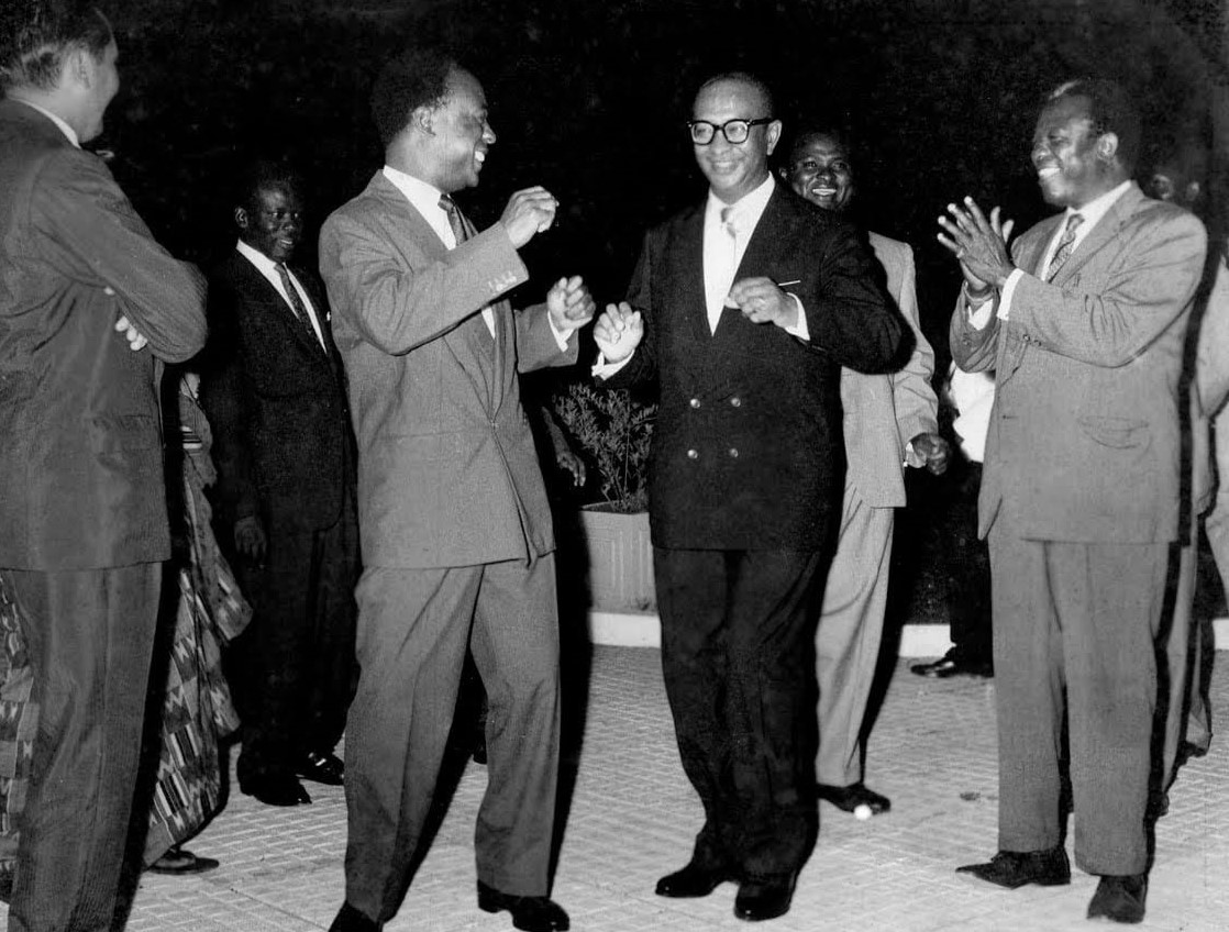 Kwame Nkrumah, presidente de Gana, dançando com Raymundo Souza Dantas