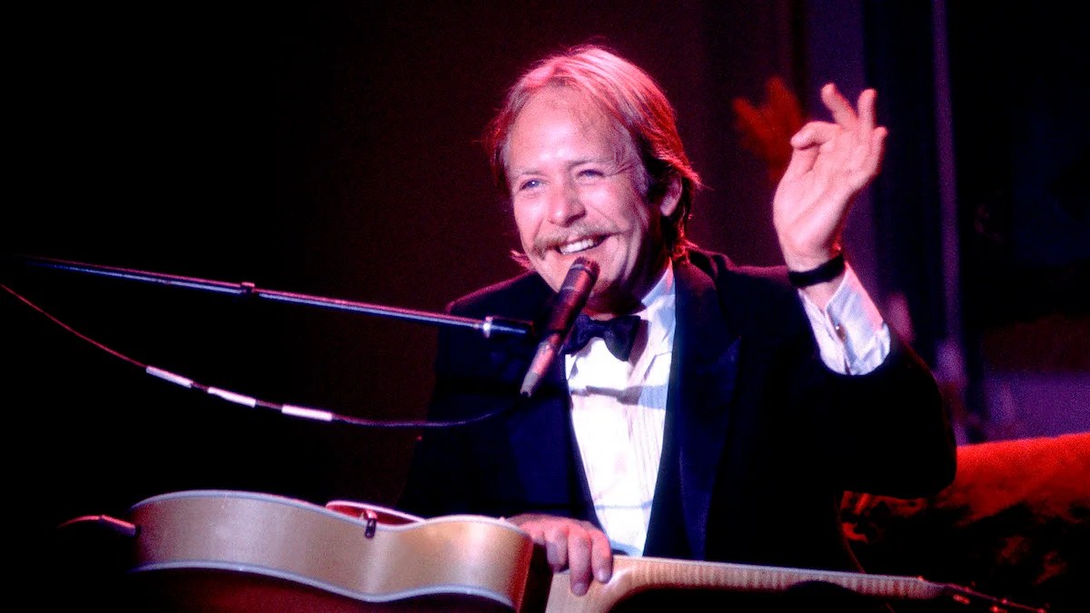 Comedian Martin Mull preforms onstage in 1980