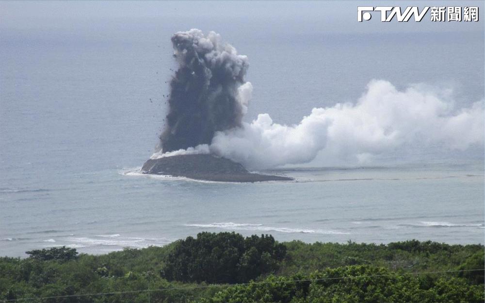 日本海上自衛隊拍攝到新生火山上升的畫面。（圖／AP美聯社）